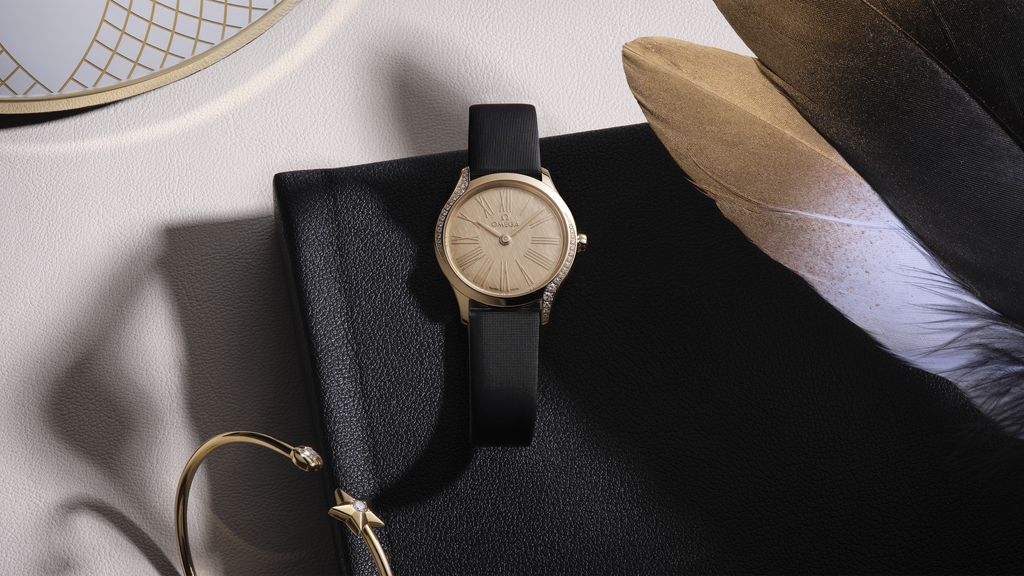 De Ville Mini Trésor 26 mm, Moonshine™ gold on fabric strap - 42857266099001 - View 7