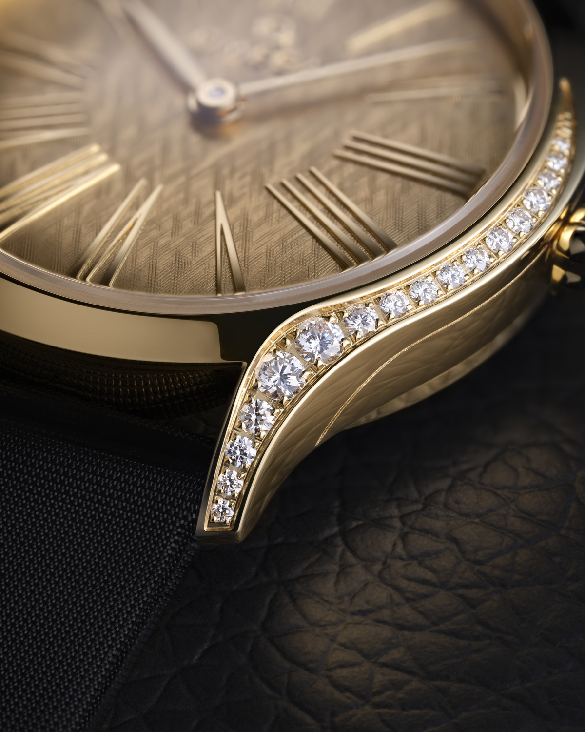 De Ville Mini Trésor 26 mm, Moonshine™ gold on fabric strap - 42857266099001 - View 4
