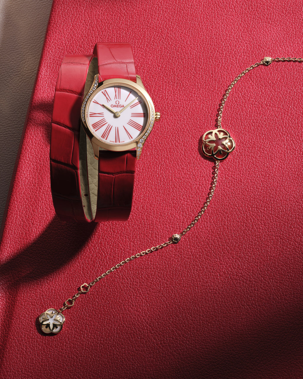 OMEGA Flower Bracelet, 18k yellow gold, carnelian, mother-of-pearl - B603BB0700305 - View 2