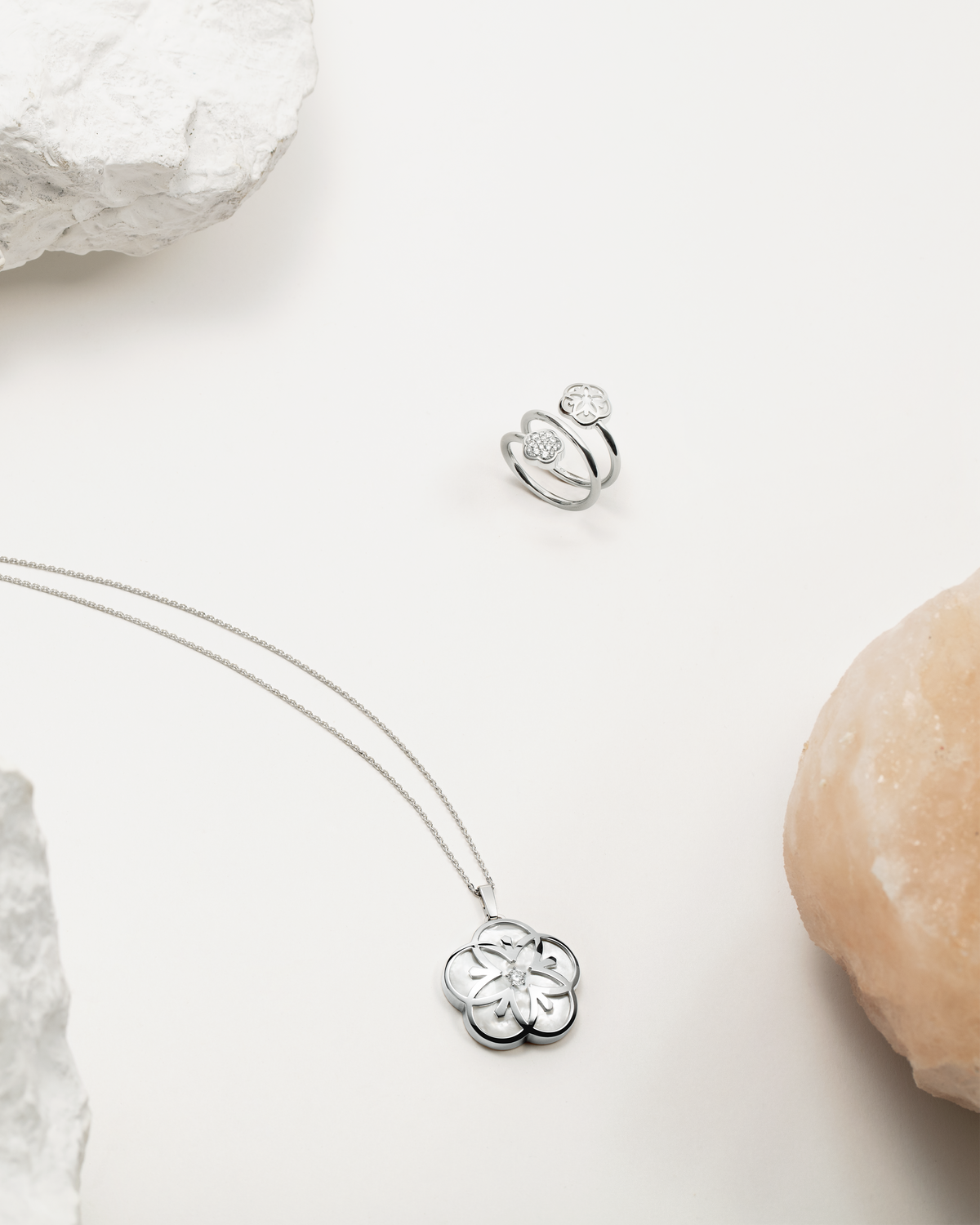 OMEGA Flower Necklace, 18k white gold, diamond, mother-of-pearl - l603bc0400105 - View 2