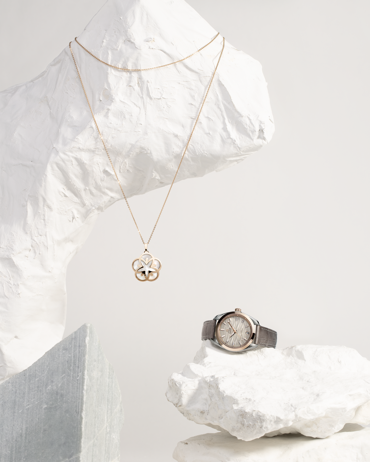 OMEGA Flower Necklace, 18k red gold, mother-of-pearl - L603BG0700105 - View 2