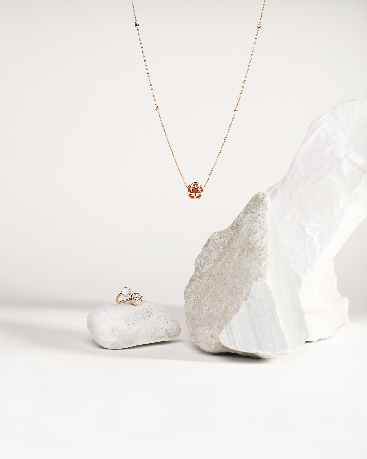 OMEGA Flower Necklace, 18k red gold, carnelian - N603BG0700205 - View 2
