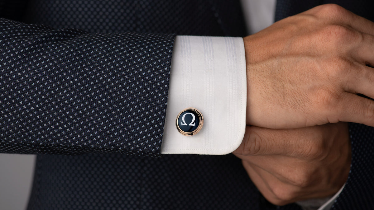Omegamania Cufflinks, 18k red gold, mother-of-pearl, stainless steel - CA02DG0700305 - View 3