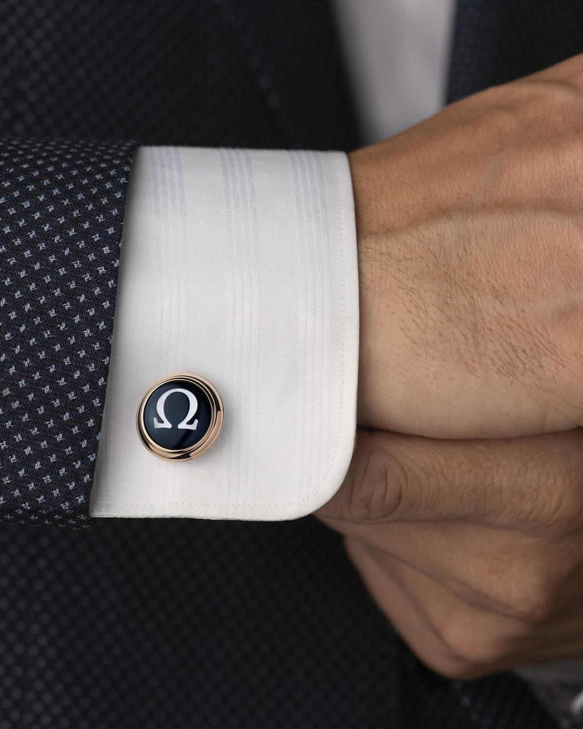 Omegamania Cufflinks, 18k red gold, mother-of-pearl, stainless steel - CA02DG0700305 - View 2
