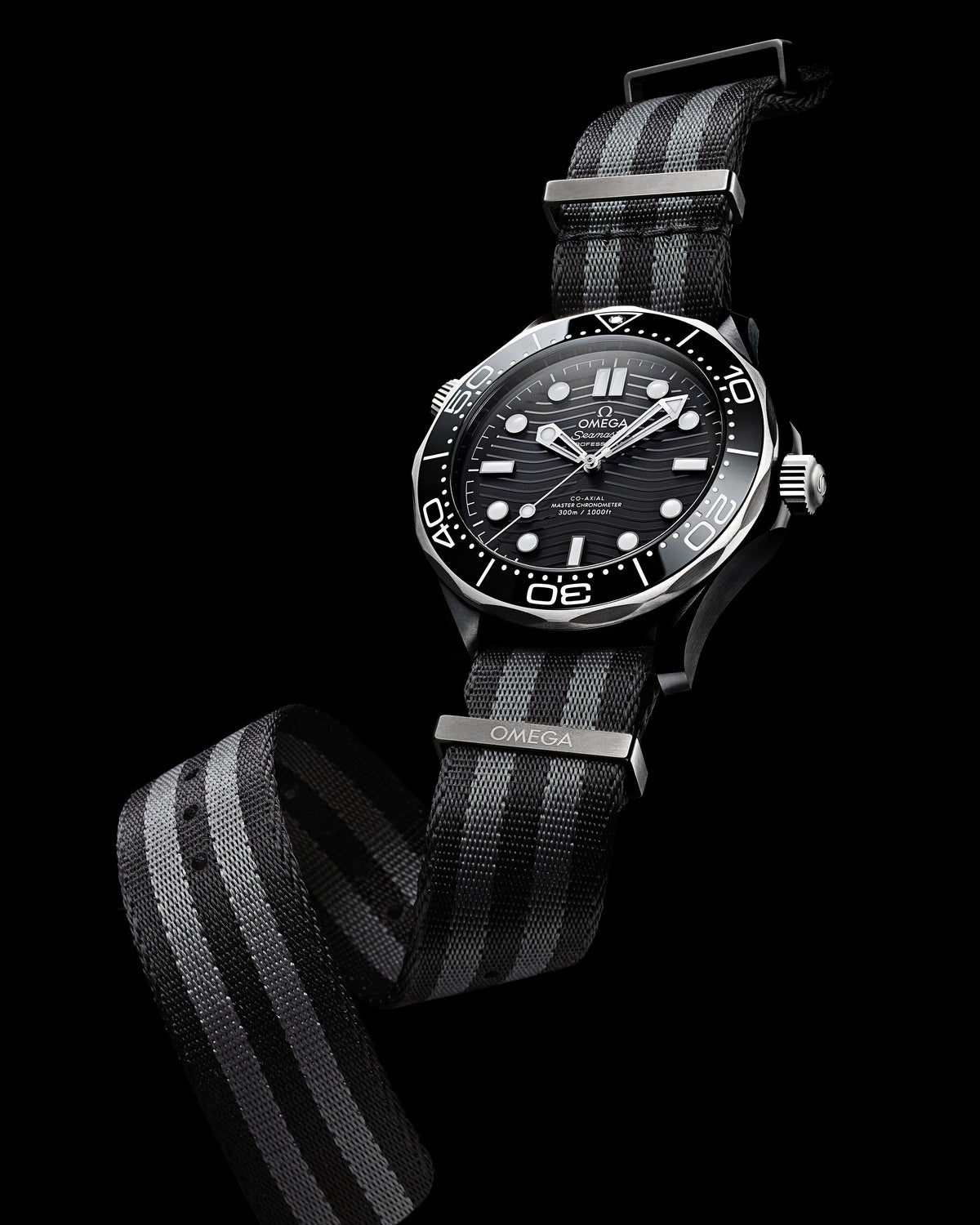 Seamaster Diver 300M 43.5 mm, black ceramic on NATO strap - 21092442001002 - View 3