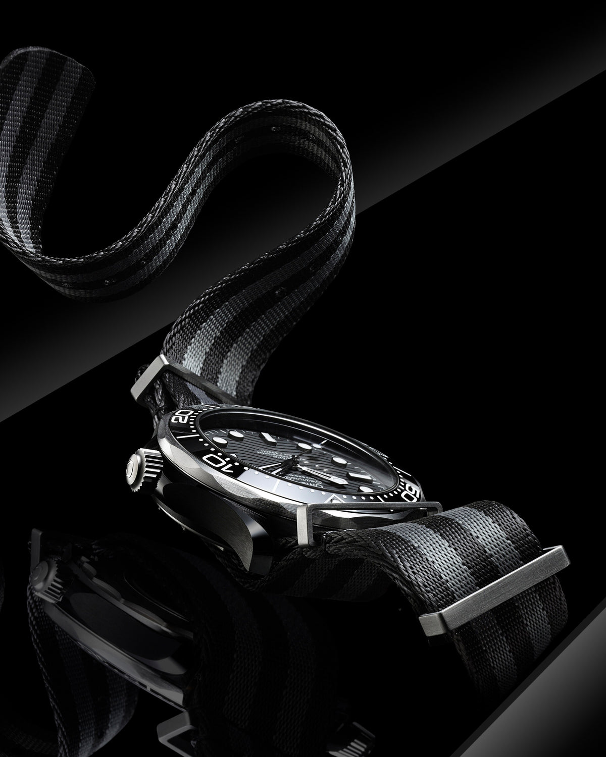 Seamaster Diver 300M 43.5 mm, black ceramic on NATO strap - 21092442001002 - View 5