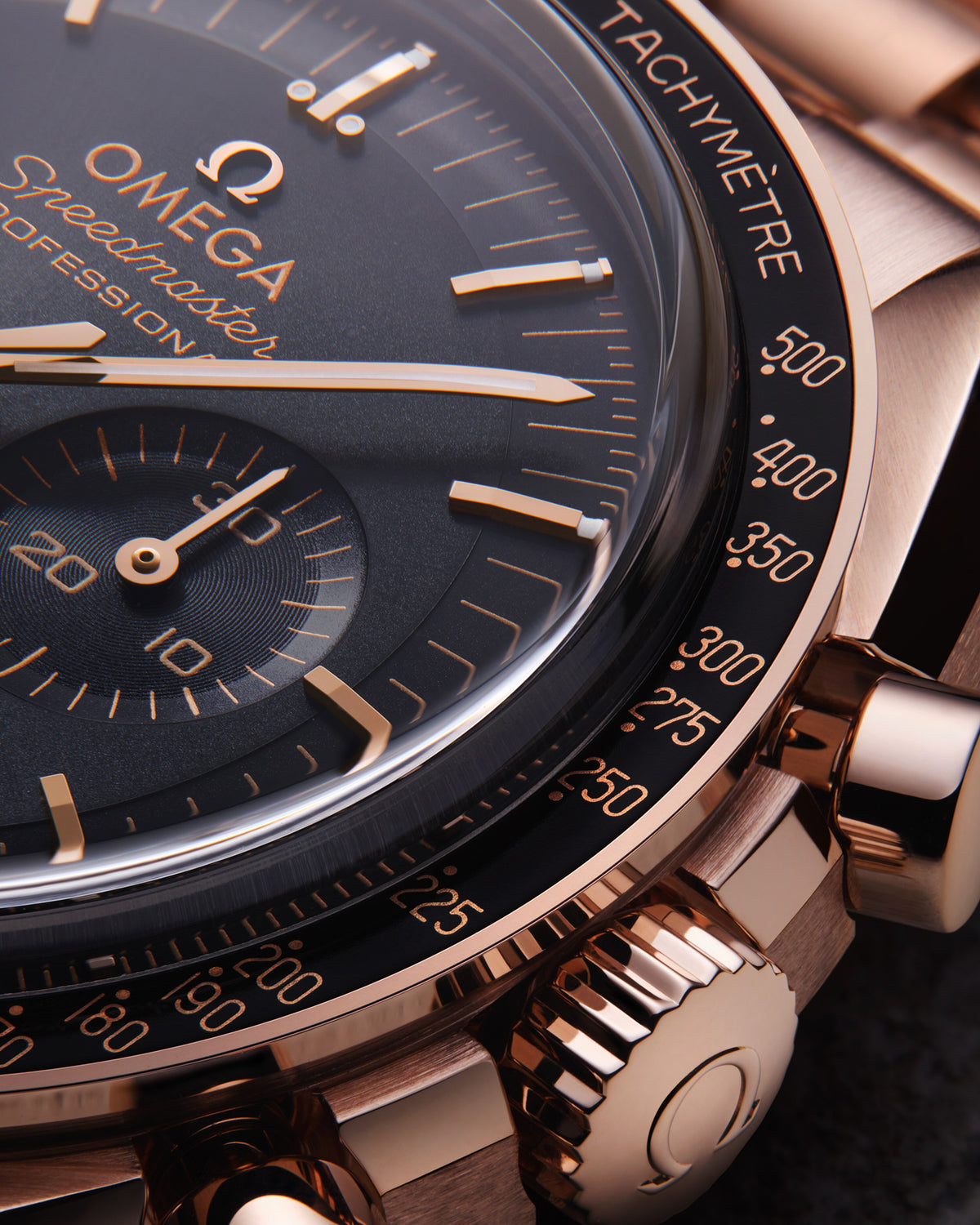 Speedmaster Moonwatch Professional 42 mm, Sedna™ gold on Sedna™ gold - 31060425001001 - View 5