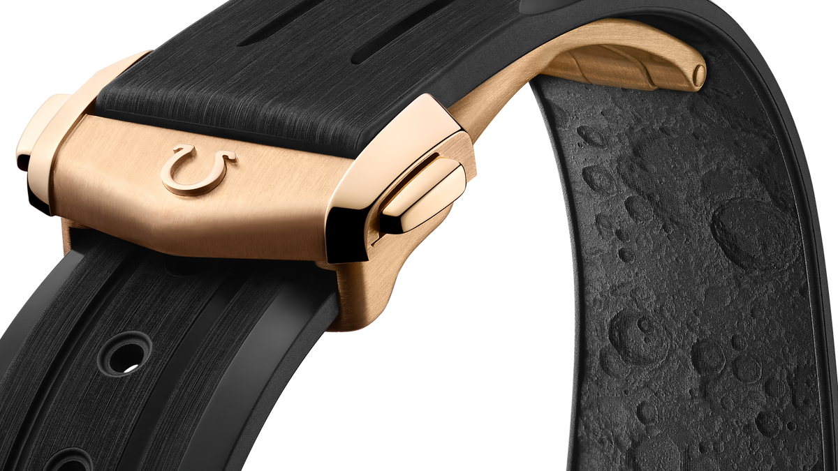 Speedmaster Moonwatch Professional 42 mm, Moonshine™ gold on rubber strap - 31062425099001 - View 4